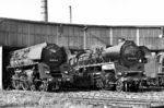 Zu einem Fototermin hatte sich ein kleiner Kreis von Eisenbahnfreunden und -Kollegen verabredet, und die Heizlok 58 3014 im Bw Saalfeld (Saale) etwas herausgeputzt. Die ehemalige Riesaer Maschine war seit April 1979 als Heizlok zunächst in den Schiefergruben Unterloquitz eingesetzt, von Juli 1979 bis 31. Mai 1980 in Saalfeld. Am 30.11.1980 wurde sie im RAW Meiningen zerlegt. (07.1979) <i>Foto: Martin Heller</i>