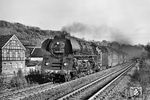 Zwischen Kahla und Orlamünde fährt 01 0509 mit P 3003 nach Saalfeld (Saale) durch Großeutersdorf, das bereits am 18. Mai 876 urkundlich erwähnt wurde. (11.1977) <i>Foto: Martin Heller</i>