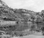 Unterhalb der Dornburger Schlösser zieht 01 0510 mit dem P 3003 nach Saalfeld (Saale) an der Hochwasser führenden Saale vorbei. (04.1979) <i>Foto: Martin Heller</i>