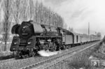 01 0510 fährt mit P 3003 aus dem Haltepunkt Jena-Zwätzen. (04.1979) <i>Foto: Martin Heller</i>
