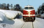 DR 118 265 (Bw Bautzen) mit der hier nicht sichtbaren Schwesterlok 118 313 bei einem privaten Fotohalt auf der Bahnstrecke Löbau (Sachs) - Großschweidnitz. (30.01.1987) <i>Foto: Joachim Gampe, Slg. A. Höfig</i>