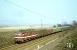 DR 211 020 vom Bw Halle P vor P 3535 mit Postbeförderung (vorne ein Containertragwagen Post aa-t/12,8 beladen mit zwei Containern) an einem diesigen Frühlingstag bei Vieselbach östlich von Erfurt. 1967 war die Strecke Weimar - Erfurt elektrifiziert worden. (14.04.1984) <i>Foto: Thomas Fischer</i>