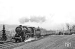 Die optisch verwandelte 52 630 (52 1630-4 des Bw Zittau) mit abgeschraubten Windleitblechen vor Sonderzug P 22566 anlässlich des Jubiläums "40 Jahre Kriegslok der Baureihe 52" bei Friedersdorf. (17.04.1982) <i>Foto: Thomas Fischer</i>