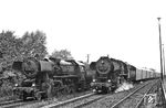 Bei Zittau trifft 52 8157 (Bw Zittau) mit P 17859 auf die eingemottete Reservelok 52 1630, die nach der Jubiläumsfahrt (vgl. Bild-Nr. 98739, 98740) ihre Windleitbleche und EDV-Nummer wieder bekommen hatte. (06.09.1984) <i>Foto: Thomas Fischer</i>