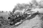 Für den 28.09.1985 war eine Sonderzugfahrt mit der 52 5679 des Bw Falkenberg angekündigt. Diese Fahrt stellte sich eine sehr gut organisierte Fahrt mit authentischem Material heraus. Befahren wurde u.a. die Strecke Leipzig - Eilenburg - Zschepa mit 52 5679 und einer vierteiligen Doppelstockeinheit, ergänzt durch einen vierachsigen Vorkriegs-Packwagen. In Zschepa kamen 86 001 (Bw Aue) und V 75 004 (107 004 Bw Leipzig Süd) hinzu. Die beiden Dampfloks mit Schlusslok V 75 brachten den Zug bis Wurzen, hier aufgenommen bei Kleinzschepa. (28.09.1985) <i>Foto: Thomas Fischer</i>