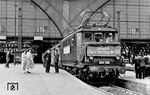 Nachdem Ende des Zweiten Weltkrieges die schwersten Kriegsschäden auf der Strecke Leipzig - Dessau notdürftig beseitigt wurden, konnte sogar der elektrische Betrieb wieder aufgenommen werden. Im März 1946 erfolgte die Demontage aller elektrischen Anlagen als Reparationsleistung. Nach der Rückgabe der Ausrüstungen für den elektrischen Zugbetrieb im Jahr 1952 wurde die Strecke dann zum dritten Mal elektrifiziert. Die Fahrleitung zwischen Bitterfeld und Meinsdorf (Roßlau Gbf) ging am 15. März 1958, zwischen Leipzig und Bitterfeld am 9. Juni 1958 wieder in Betrieb. Dem Zeitkolorit entsprechend 'verziert', zeigt sich E 44 136 vom Bw Leipzig Hbf West vor dem Eröffnungszug nach Dessau im Leipziger Hauptbahnhof.  (09.06.1958) <i>Foto: ZBDR</i>