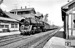 01 0510 fährt mit P 3023 nach Saalfeld in den Bahnhof Neustadt (Orla) ein. Was damals noch niemand ahnte, der Propagandaspruch sollte keine zehn Jahre mehr Bestand haben. (05.1980) <i>Foto: Karsten Risch</i>