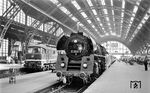 Neben der Saalfelder 01 0522, die vor dem E 800 in Leipzig Hbf angekommen ist, hat sich 132 284 aus Cottbus gesellt. (1981) <i>Foto: Karsten Risch</i>