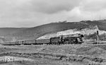 01 0522 rollt mit P 3003 aus Saalfeld durch das Saaletal zwischen Zeutsch und Uhlstädt. (1977) <i>Foto: Karsten Risch</i>