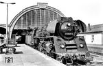 01 0525 ist mit P 3025 aus Leipzig vor der 1911 erbauten Bahnhofshalle in Gera Hbf eingetroffen. (1980) <i>Foto: Karsten Risch</i>