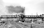 01 0525 (Bw Saalfeld) fährt mit P 3025 durch Gera Süd in Richtung Saalfeld. Dieser schöne Fotopunkt hat über viele Jahre die Eisenbahnfotografen magisch angezogen, egal ob auf der Brücke oder wie hier kurz dahinter. Das ist vorbei, die alte Stahlbrücke wurde 2011 durch eine mehrspurige Betonbrücke ersetzt. Aber auch der alte (Güter-)Bahnhof mit allen Gleisanlagen ist komplett verschwunden. (1980) <i>Foto: Karsten Risch</i>