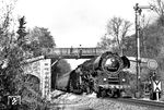 01 1518 hat mit E 805 nach Saalfeld soeben den Bahnhof Neustadt (Orla) verlassen und passiert das Einfahrsignal aus Richtung Neunhofen. (1980) <i>Foto: Karsten Risch</i>