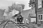 Auf dem Dreischienengleis im Bahnhof Wolkenstein fährt 99 1582 mit P 14287 nach Jöhstadt am Stellwerk 2 vorbei. Mit dem Ende der Schmalspurbahn wurde auch das Stellwerk 1986 zurückgebaut. (02.1980) <i>Foto: Karsten Risch</i>