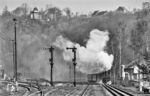 99 1582 verlässt mit P 14287 nach Jöhstadt den Bahnhof Wolkenstein. Nach der Stilllegung der schmalspurigen Preßnitztalbahn im Jahr 1986 wurden die schmalspurigen Gleise aus dem Bahnhof entfernt. Die letzten Überreste des Dreischienengleises in der Bahnhofsausfahrt verschwanden bei der Streckensanierung nach 2001. Das Empfangsgebäude liegt heute gleislos. Der Bahnhof besitzt nur noch zwei Gleise. (02.1980) <i>Foto: Karsten Risch</i>