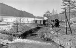 99 1582 erreicht mit P 14290 aus Jöhstadt den Bahnhof Schmalzgrube. Hier mündet die Schwarzwasser in die Preßnitz. Die Bahn überquert hier das Flüsschen Schwarzwasser. (02.1980) <i>Foto: Karsten Risch</i>