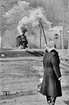 Der P 14287 aus Wolkenstein mit 99 1582 wird im Bahnhof Großrückerswalde erwartet. Die Bahnhofskatze nimmt derweil Reißaus. (02.1980) <i>Foto: Karsten Risch</i>