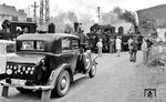 Verschnaufpause des Sonderzuges mit 99 1606 und 99 1561 am "Tag des Eisenbahners" im Bahnhof Schmalzgrube. Ein Opel P4 (Bj. 1935-37) hat sich ebenfalls eingefunden. Der Opel, der Volkswagen, der keiner sein durfte, kostete bei seinem Erscheinen ca. 1.650 RM. Als Sonderausstattung besaß er auf der Kofferbrücke einen wasserdichten Behälter (heute Kofferraum genannt). (11.06.1978) <i>Foto: Karsten Risch</i>