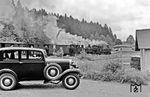 Bei der Weiterfahrt des Sonderzuges mit 99 1606 und 99 1561 in Schmalzgrube hatte sich auch der Opel P4 in Position gestellt. Im Jahr 1935 erreichte Opel mit den Vierzylindermodellen P4, und den Vorgängermodellen sowie dem Sechszylinderwagen Opel „6“ eine Gesamtproduktion von 100.000 Fahrzeugen und galt damit als größter Automobilhersteller Europas. Die Produktion des "Volkswagen" (KdF-Wagen) begann erst Ende 1938. 1939 waren zu Beginn des Zweiten Weltkriegs erst 630 Exemplare des KdF-Wagens gebaut worden, die jedoch komplett an die Wehrmacht geliefert wurden. Das Wolfsburger Werk produzierte von da an nur noch für das Militär.  (11.06.1978) <i>Foto: Karsten Risch</i>