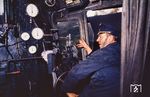 Der Lokführer auf 01 1531 in rascher Fahrt vor dem D 2754 (Cottbus - Leipzig - Erfurt). (29.10.1994) <i>Foto: Dr. Uwe Knoblauch</i>