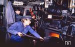 Nachschub für den Kessel der 03 1010 am D 2755. (30.10.1994) <i>Foto: Dr. Uwe Knoblauch</i>