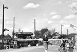 Szene am Schrankenposten 254 in Großräschen an der Bahnstrecke Lübbenau (Spreewald) - Senftenberg. Nach 1945 war hier das zweite Gleis als Reparationsleistung abgebaut worden, obwohl der Streckenabschnitt große Bedeutung für die hier ansässige Braunkohleindustrie samt benachbarten Braunkohle-Tagebauen hatte. (1951) <i>Foto: Dr. med. Hans Gärtner (Slg. Armin Gärtner)</i>