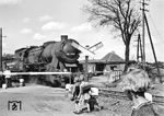 52 7248 vom Bw Senftenberg passiert mit einem Güterzug den Bahnübergang an der Calauer Straße (SchrPo 254) in Großräschen. Gut zwanzig Jahre später war die Strecke zwischen Senftenberg und dem Abzw. Altdöbern Süd wieder zweigleisig (vgl. Bild-Nr. 59549). Hier teilte sich die Kohleabfuhr weiter über Calau nach Berlin und abzweigend über Saadow-Rutzkau weiter zur Strecke Cottbus- Halle/Leipzig. Der Rest der Strecke bis Lübbenau blieb weiterhin eingleisig.  (1951) <i>Foto: Dr. med. Hans Gärtner (Slg. Armin Gärtner)</i>