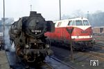 Im Bw Zittau begegnen sich 52 8160 (ex 52 532, Baujahr 1943) und die potentielle Nachfolgerin 118 292 (Baujahr 1968). Am Ende wurde die Diesellok nur 3 Jahre älter (+ 31.10.1995) als die Dampflok (+ 24.11.1992). (1988) <i>Foto: Joachim Gampe, Slg. A. Höfig</i>