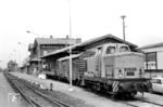 Im Bahnhof Grimmen gab es seinerzeit auffällig markierte Bahnsteigkanten, die die Sicherheit erhöhen sollten. 106 117 (Bw Angermünde) bediente hier den Güterschuppen und die umliegenden Gleisanschlüsse. (16.04.1989) <i>Foto: Thomas Fischer</i>