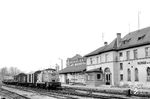 106 383 (mit 106 312) mit einem Güterzug von Weimar nach Kranichfeld in Weimar Berkaer Bf. Benannt ist der heutige Kopfbahnhof nach der Stadt Bad Berka, in die die Strecke aus Weimar führt. Der Bahnhof wurde 1887 eröffnet und wird heute nur durch Regionalzüge bedient.  (03.04.1983) <i>Foto: Thomas Fischer</i>
