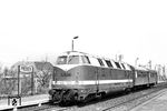 Etwas übermotorisiert war der P 9939, der mit 118 101 (Bw Elsterwerda) im Haltepunkt Prösen an der Bahnstrecke Elsterwerda - Zeithain eingetroffen ist. (21.04.1985) <i>Foto: Thomas Fischer</i>
