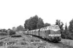 Die Görlitzer 118 286 fährt mit einem Braunkohle-Ganzzug aus dem Tagebau Bärwalde von Löbau kommend in den Bahnhof Oberoderwitz ein. Die Weiterfahrt wird über den Bahnhof Zittau zum Bf Hirschfelde, Anschluß Kraftwerk Hirschfelde erfolgen. Die Gegend gehört zum Lausitzer Braunkohlerevier. Mit der dort im Tagebau geförderten Braunkohle werden bis heute die Kraftwerke Jänschwalde, Schwarze Pumpe und Boxberg sowie bis Ende 2023 das Heizkraftwerk Chemnitz-Nord versorgt. Selbst im unmittelbaren Bahnbereich wird hier die Fläche auch zur Selbstversorgung einer Eisenbahnerfamilie genutzt. (27.08.1984) <i>Foto: Thomas Fischer</i>