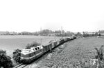 118 153 von der Est. Gotha hat soeben das ausgekreuzte ESig des Bahnhofs Elxleben in Richtung Bad Langensalza passiert und unterquert gleich die damals schon vierspurige Fernstraße F4 Erfurt-Nordhausen. Heute hat sich die Stadt Erfurt mit Gewerbegebieten bis hierher ausgedehnt. (09.07.1987) <i>Foto: Thomas Fischer</i>