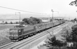 Der von 250 023 vom Bw Engelsdorf bei Niederzimmern bespannte Dg 50308 sollte eigentlich mit einer 254 (ex E 94) verkehren. Welch ein Pech, denn bis in den Thüringer Raum verirrten sich nicht viele Zugfahrten mit der 254. In der linken Bildhälfte erkennt man auf einer Anhöhe eine turmähnliche Konstruktion. Es handelt sich um die Mahn- und Gedenkstätte des KZ Buchenwald auf dem Ettersberg bei Weimar. (30.08.1985) <i>Foto: Thomas Fischer</i>