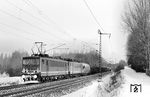 250 136 (Bw Weißenfels) unterstützt die offenbar defekte 250 237 des Bw Erfurt vor einem Güterzug bei Oberroßla. Selbst auf dem s/w-Bild ist erkennbar, dass 250 237 einen helleren Lack besitzt. Die Loks 250 226 bis 250 249 besaßen einen abweichenden, ins Rosa stechenden Außenlack in Oleanderrot. Die Farbe war eine nicht genormte Farbe im TGL-Farbsystem, das auch die Reichsbahn verwendete. Die TGL-Farben waren nach einem spezifischen Standard hergestellte Farben bzw. Farbmuster, die von 1955 bis 1990 in der DDR als "Technische Normen, Gütevorschriften und Lieferbedingungen" (TGL) verbindlich waren und im Gegensatz zu den RAL-Farben nicht nur als Empfehlung galten. Seit der deutschen Wiedervereinigung wird gesamtdeutsch ausschließlich das RAL-Farbsystem verwendet. (29.01.1987) <i>Foto: Thomas Fischer</i>