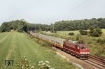 Der Städteexpress (Ex) war von 1976 bis 1991 die höchstwertige Schnellverbindung der Deutschen Reichsbahn. Er diente dem Verkehr zwischen Ost-Berlin und den wichtigsten Städten der DDR. Da die Züge jenseits Berlins in den Tagesrandlagen verkehrten, war es nur im Sommer möglich, die Züge bei einigermaßen Tageslicht zu fotografieren. Der Ex 157 "Rennsteig" ist hier mit der Erfurter 250 144 bei Hopfgarten (nahe Erfurt) auf dem Rückweg von Berlin-Lichtenberg nach Meiningen. Die Hinfahrt startete in Meiningen übrigens um 3.45 Uhr. (09.07.1984) <i>Foto: Thomas Fischer</i>