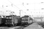 250 144 fährt mit P 1533 in Erfurt Hbf ein. Daneben steht 242 132 vom Bw Weißenfels. (14.11.1984) <i>Foto: Thomas Fischer</i>