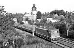 250 210 (Bw Erfurt) mit D 1057 nach Erfurt vor der Kulisse der denkmalgeschützten Kirche in Oberroßla nahe Apolda. (25.07.1984) <i>Foto: Thomas Fischer</i>
