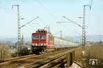 Am Weihnachtstag 1984 führt die Erfurter 250 220 den D 452 (Frankfurt/Oder - Cottbus - Leipzig - Erfurt - Gerstungen - Bebra - Kassel - Altenbeken - Hamm - Essen - Krefeld - Mönchengladbach) bei Azmannsdorf kurz vor Erfurt. Die gleichnamige Blockstelle ist im Hintergrund zu sehen. (24.12.1984) <i>Foto: Thomas Fischer</i>