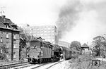 Der Umlauf der 01.5 nach Weimar mit den Zügen P 5031/6014/5033 war Ende 1981 die letzte Planleistung der Saalfelder Schnellzugloks durch die Einsatzstelle Göschwitz. Mit dem P 5031, der hier mit der rückwärtsfahrenden 01 0510 aus Jena Saalbahnhof ausfährt, begann der Weimarer Umlauf. (06.1981) <i>Foto: Thomas Fischer</i>