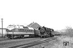 Im Bahnhof Großschwabhausen steht die Saalfelder 44 0196, die nach ihrer Schiebeleistung die Kreuzung des eigentlich dampfgeführten P 6014 mit 119 075 abwartet. Ende 1981 musste man schon mit dem Einsatz einer 119 statt einer 01.5 vor dem Weimarer Umlauf rechnen. Eine Woche später wurde der Umlauf dann planmäßig mit der BR 119 gefahren. (20.11.1981) <i>Foto: Thomas Fischer</i>