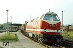 Die gerade einmal vier Wochen alte 119 053 vom Bw Probstzella an einem Personenzug in Göschwitz. Der Betrieb der rumänischen Loks war von Anfang an von Unzulänglichkeiten und Problemen gekennzeichnet. In der Anfangszeit standen 50 Prozent der Fahrzeuge zu Reparaturen in den Werkstätten. Auch der Plan, mit modernen Komponenten der 119 die alten 118 der DR zu modernisieren und am Leben zu erhalten, misslang. Im Gegenteil: Die Lokomotiven der Baureihe 119 wurden mit Ersatzteilen für die Baureihe 118 erst einsatztauglich gemacht.  (21.06.1981) <i>Foto: Thomas Fischer</i>