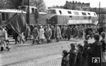 Die Teilnahme an den Mai-Demonstrationen in der DDR war inoffiziell verpflichtend für alle DDR-Bürger. Anders als in der Bundesrepublik Deutschland wurde er nicht als „Tag der Arbeit“, sondern als „internationaler Kampftag der Arbeiterklasse“ begangen. In allen Städten und größeren Gemeinden fanden am 1. Mai in der DDR organisierte Aufmärsche und Kundgebungen statt. So auch am 1. Mai 1960 in Leipzig, wo die Demonstration an den neuen Lokomotiven V 60 1001 und V 180 001 vorbeimarschierte.  (01.05.1960) <i>Foto: Gerhard Illner</i>