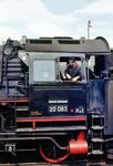 Das Personal der Reichenbacher 22 083 (ex 39 053) in Hof Hbf. Im Gegensatz zu den Mitarbeitern der (West)Berliner S-Bahn, die aus dem Westteil Berlins stammten, fuhr nach Hamburg, Lübeck, Bebra und Hof 'handverlesenes' Personal der jeweiligen Einsatz-Bw. Bei diesen Personen konnte man sich sicher sein, dass sie auch wieder zurückkehrten. (07.1963) <i>Foto: Karl-Ernst Maedel</i>