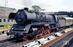 22 083 vom Bw Reichenbach/V hat in Hof Hbf den D 145 (München - Dresden) übernommen. Im Buchfahrplan war der Schnellzug mit einer Last von 450 t angegeben. Der nächste Halt war nach 15 km in der DDR-Grenzübergangsstelle Gutenfürst (14.23-47 Uhr). (07.1963) <i>Foto: Karl-Ernst Maedel</i>