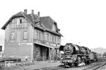 41 1180 passiert mit Ng 66473 nach Saalfeld (Saale) das stattliche Bahnhofsgebäude von Rothenstein (Saale) südlich von Jena. Im Erdgeschoss gab es einen Warteraum mit Fahrkartenschalter sowie weitere Diensträume. Im Obergeschoss waren Wohnungen vorhanden. Heute hat das Gebäude keinen Bahnbezug mehr und wurde 2010 an einen Privatmann verkauft. (29.04.1983) <i>Foto: Thomas Fischer</i>