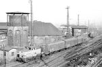 106 244-7 vom Bw Weißenfels, Est  Naumburg (Saale), macht sich im Abstoßbetrieb in Naumburg (Saale) Hbf nützlich. Links befindet sich das frühere Bahnbetriebswerk, das 2010 abgerissen wurde. (13.02.1985) <i>Foto: Thomas Fischer</i>