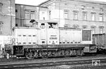106 474 (Bw Erfurt) vor dem heute sanierten Rbd-Gebäude in Erfurt. (31.12.1980) <i>Foto: Thomas Fischer</i>