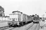 Beim Abschied von der BR 44 in der Rbd Cottbus traf 106 871 auf 44 1412, die den Sonderzug bespannte. Vom 15.07.1982 bis 20.08.1982 war die seit 1966 ölgefeuerte 44er im Reichsbahnausbesserungswerk Meiningen zur kohlegefeuerten, fahrfähigen Heizlok (im Rahmen einer L6mW Untersuchung) umgebaut worden. Aus 44 0412-5 wurde 44 1412-4, die so noch bis 1989 im Einsatz war. (14.05.1983) <i>Foto: Thomas Fischer</i>