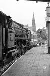 Hinter einer V 180 erhält die Magdeburger 01 027 Ausfahrt in Schwerin Hbf.  (1968) <i>Foto: Jürgen Munzar</i>