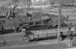 38 3507 vom Bw Pirna in der Lokbehandlungsstation Bad Schandau. Die Bordwand des offenen CFR-Wagens hatte wohl eine verschobene Ladung etwas unsanft erwischt. (04.1965) <i>Foto: Gerhard Greß</i>